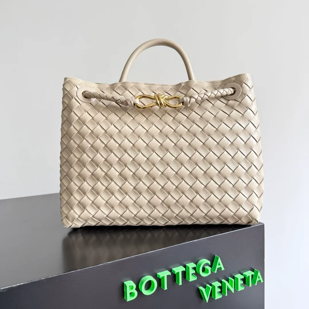 The 2023 new Andiamo batch of 2260 BV has been shipped‼ ️Really popular🔥The new Andiamo woven handbag launched by Bottega Veneta this season is really popular all over the world! ! Celebrities at home and abroad have worn it, and Oscar-winning actress Michelle Yeoh has taken it out on the street. Song Jia, Trai Yara, Yu Feihong, Sanji Ayaka, Rosie Hunting-Whiteley, Yoshioka Riho, etc. have all picked up this bag. It is classic and versatile, showing off its temperament, and the bag capacity is also large, which is very convenient for daily commuting! ! A variety of carrying methods, the shoulder straps can be adjusted by yourself, the original lambskin feels soft and delicate, and the neutral style is made to break gender boundaries and bring a more practical and long-lasting use experience. Andiamo, which has both elegant and casual styles, perfectly interprets the true appearance of "fashionable old money style". Style number: 743572 Size: 32*24*12